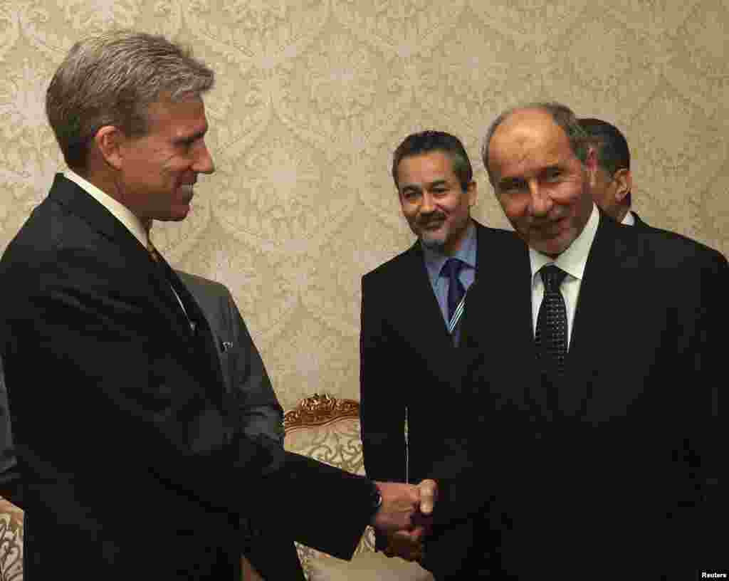 L'ambassadeur John Christopher Stevens saluant le chef du Conseil national de transition libyen, Mustafa Abdel Jalil (à droite), après avoir présenté ses lettres de créance à Tripoli le 7 juin 2012