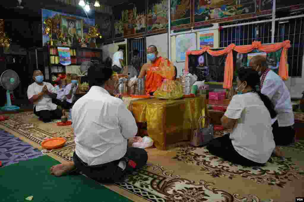 ពុទ្ធបរិស័ទកំពុងវេរទេយ្យទានដល់ព្រះសង្ឃ នៅវត្តថាន់ រាជធានីភ្នំពេញ ក្នុងអំឡុងពេលប្រារព្ធពិធីបុណ្យចូលឆ្នាំខ្មែរថ្ងៃទី២ នៅថ្ងៃទី១៤ ខែមេសា ឆ្នាំ២០២០។ (កាន់ វិច្ឆិកា/VOA)