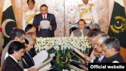 صدر زرداری وزراء سے حلف لے رہے ہیں