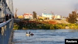 Waokoaji wa Iraqi wakitafuta walionusurika kutokana na ajali hiyo huko Mosul, Iraq, March, 21, 2019.