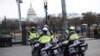 Des policiers se rassemblent près du Capitole avant l'investiture de Joe Biden, à Washington, aux États-Unis, le 17 janvier 2021.