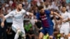 Sergio Ramos, à gauche et l'attaquant du FC Barça Lionel Messi à Madrid, le 16 août 2017.