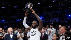 En images: LeBron James et ses All-Star dominent la "Team Curry"