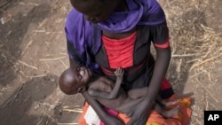 Mama akisuburi msaada wa chakula Sudan kusini kwenye picha ya awali