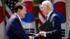 ប្រធានាធិបតី​អាមេរិក​លោក Joe Biden និង​ប្រធានាធិបតី​កូរ៉េ​ខាងត្បូង​លោក Yoon Suk Yeol ចាប់​ដៃ​គ្នា​ក្រោយ​សន្និសីទ​សារព័ត៌មាន​មួយ​នៅ​សេតវិមាន កាល​ពី​ថ្ងៃ​ទី​២៦ ខែមេសា ឆ្នាំ២០២៣។