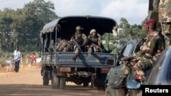 Des soldats ivoiriens en patrouille à Dabou (environ 50 km à l'ouest d'Abidjan), le 16 août 2012, après une attaque