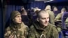 Ruski ratni zarobljenici u autobusu na rusko-ukrajinskoj granici u regionu Belgorod, 3. januara 2024. (Foto: Rusko ministarstvo odbrane/AFP)
