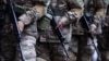 Miembros de las fuerzas militares bolivianas en la plaza Murillo. Bolivia busca detener los actos de violencia tras las protestas que llevaron a la renuncia del presidente Evo Morales. 