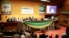 Table des officielle à la cérémonie d’ouverture de la conférence de la Communauté économique des Etats d'Afrique de l'Ouest (Cédéao) à Abuja, Nigeria, 26 avril 2018. (VOA/Gilbert Tamba)