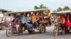 ក្រុមកម្មករ​​រោងចក្រ​ ធ្វើដំណើរ​ទៅផ្ទះ​ ក្រោយ​ចេញ​ពី​ធ្វើការ​ នៅ​ពេល​ល្ងាចមួយ​​ ឯ​ជាយ​រាជធានី​ភ្នំពេញ​ នៅថ្ងៃទី២៥​ ខែ​ឧសភា​ ឆ្នាំ​២០១៧។ (ខាន់ សុគុំមនោ/VOA) 