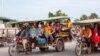 រូបឯកសារ៖ ក្រុមកម្មករ​​រោងចក្រ​ ធ្វើដំណើរ​ទៅផ្ទះ​ ក្រោយ​ចេញ​ពី​ធ្វើការ​ នៅ​ពេល​ល្ងាចមួយ​​ ឯ​ជាយ​រាជធានី​ភ្នំពេញ​ នៅថ្ងៃទី២៥​ ខែ​ឧសភា​ ឆ្នាំ​២០១៧។ (ខាន់ សុគុំមនោ/VOA) 