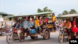 ក្រុមកម្មករ​​រោងចក្រ​ ធ្វើដំណើរ​ទៅផ្ទះ​ ក្រោយ​ចេញ​ពី​ធ្វើការ​ នៅ​ពេល​ល្ងាចមួយ​​ ឯ​ជាយ​រាជធានី​ភ្នំពេញ​ នៅថ្ងៃទី២៥​ ខែ​ឧសភា​ ឆ្នាំ​២០១៧។ (ខាន់ សុគុំមនោ/VOA) 