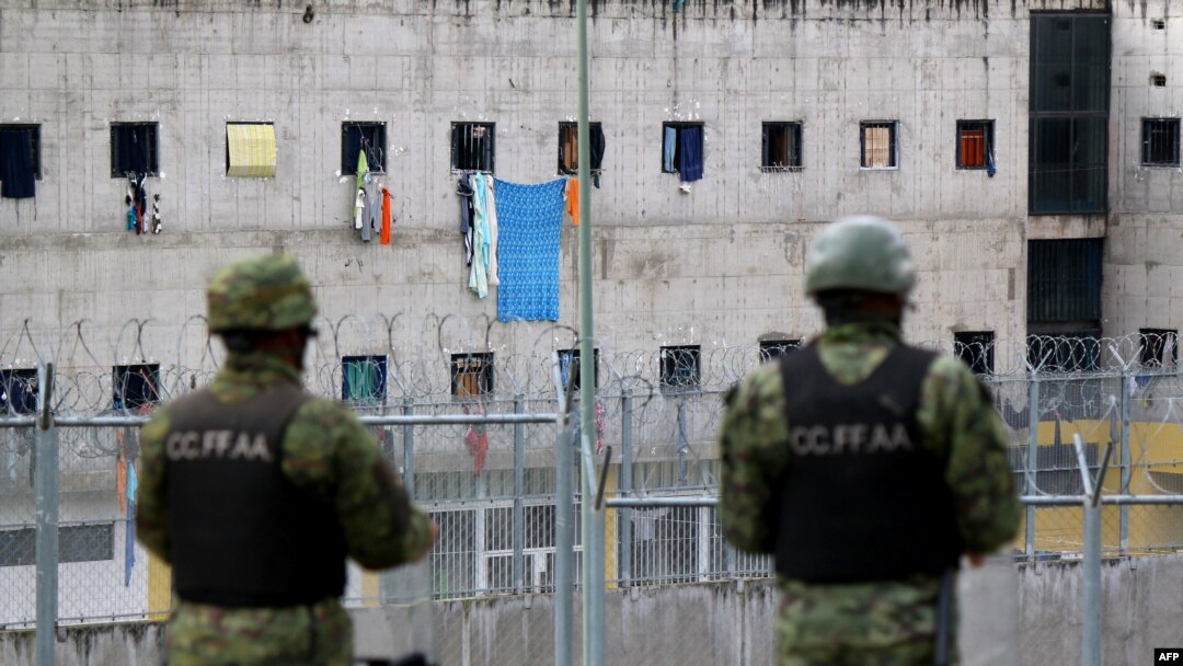 Soldados custodian la prisión de Turi, en Cuenca, Ecuador, el 24 de febrero de 2021, después de los motines que dejaron 79 muertos en varias cárceles del país.