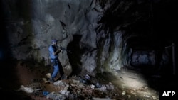 ARQUIVO: Polícia sul-africana patrulha uma mina abandonada durante uma operação em Stormhill, a oeste de Joanesburgo, a 10 de agosto de 2023.