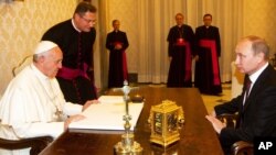 Pope Francis and Russian President Vladimir Putin (r) during Putin's private audience at the Vatican, Nov. 25, 2013. 