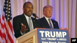 លោក Ben Carson អតីត​បេក្ខជន​ប្រធានាធិបតី​ស.រ.អា.​ខាង​គណបក្ស​សាធារណរដ្ឋ​ថ្លែង​សុន្ទរកថា​បន្ទាប់​ពី​ប្រកាស​ថា លោក​នឹង​គាំទ្រ​លោក Donald Trump ក្នុង​សន្និសីទ​កាសែត​មួយ​នៅ Mar-A-Lago Club កាលពី​ថ្ងៃទី១១ ខែមីនា ឆ្នាំ២០១៦ ក្នុង​រដ្ឋ Florida។