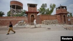 A policeman walks past Central Jail in Peshawar, Pakistan, May 24, 2012. Pakistani authorities have sentenced the doctor accused of helping the CIA find Osama bin Laden to 33 years in jail on charges of treason, a move that drew angry condemnation from the U.S.
