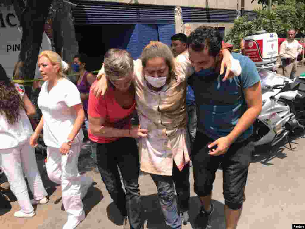 Residentes da Cidade do México entre ajudam-se após o terramoto de magnitude 7.1 de dia 19 de Setembro, 2017.