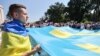Акция под Верховной Радой Украины. Люди написали пожелания на большом крымскотатарском флаге, который запустят в Крым ко Дню крымскотатарского флага. Киев, 15 июня, 2021
