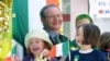 El líder del Sinn Fein, Martin McGuinness, cabalga en el Día de San Patricio Desfile en San Francisco en 2003. 