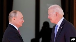Rais wa Russia Vladmir Putin 9Kushoto) na mwenzake wa Marekani Joe Biden