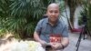 លោកឡុង ឌីម៉ង់ ឯកអគ្គរាជទូតខ្មែរប្រចាំប្រទេសកូរ៉េខាងត្បូងកំពុងតែរើសបង្ហាញរូបថតចាស់ៗរបស់លោក នៅក្នុងផ្ទះរបស់លោក បន្ទាប់កិច្ចសម្ភាសន៍ផ្តាច់មុខជាមួយ VOA កាលពីថ្ងៃទី១៣ ខែមេសា ឆ្នាំ២០១៦។ (នៅ វណ្ណារិន/VOA) 