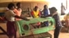 Des apprentis dans l'atelier à Ouagadougou, au Burkina Faso, le 3 octobre 2018. (VOA/Issa Napon)