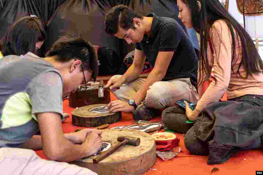 ក្រុម​យុវជន​រៀន​ដាប់ស្បែក​នៅក្នុង​រោង​ដាប់ដាប់ស្បែក​ នៅក្នុងកម្មវិធី​ «បុណ្យភូមិ», នៅរាជ​ធានីភ្នំពេញ, នៅថ្ងៃទី០៦ ខែមេសា ឆ្នាំ២០១៩។ (ខាន់ សុគុំមនោ/VOA)