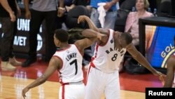 Kyle Lowry des Raptors, à gauche, et Bismack Biyombo,Toronto, Canada, le 23 mai 2016. Nick Turchiaro-USA TODAY Sports - 