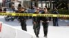 Agentes de la policía custodian el lugar de un doble ataque suicida cerca de la embajada de Estados Unidos en Túnez el 6 de marzo de 20202.