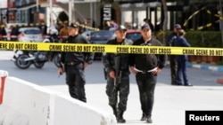Agentes de la policía custodian el lugar de un doble ataque suicida cerca de la embajada de Estados Unidos en Túnez el 6 de marzo de 20202.