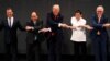  美国总统川普与东盟国家领导人以及俄罗斯总理梅德韦杰夫、澳大利亚总理特恩布尔以双臂交叉的东盟传统方式握手。（2017年11月13日）