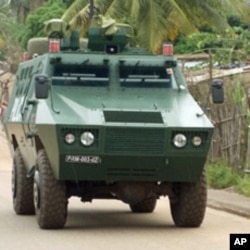Carro blindado da polícia de intervenção, nas ruas de Nampula