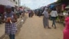 Le marché Hlm est l'endroit le plus prisé pour les achats de la Tabaski, à Dakar, le 27 août 2017. (VOA/Seydina Aba Gueye)