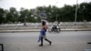 Un homme marche sur une route à Cotonou, Benin, le 5 mars 2016.