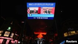 2021年11月16日，北京的戶外顯示屏上播放中國中央電視台有關國家主席習近平與美國總統拜登視頻會議的報導。