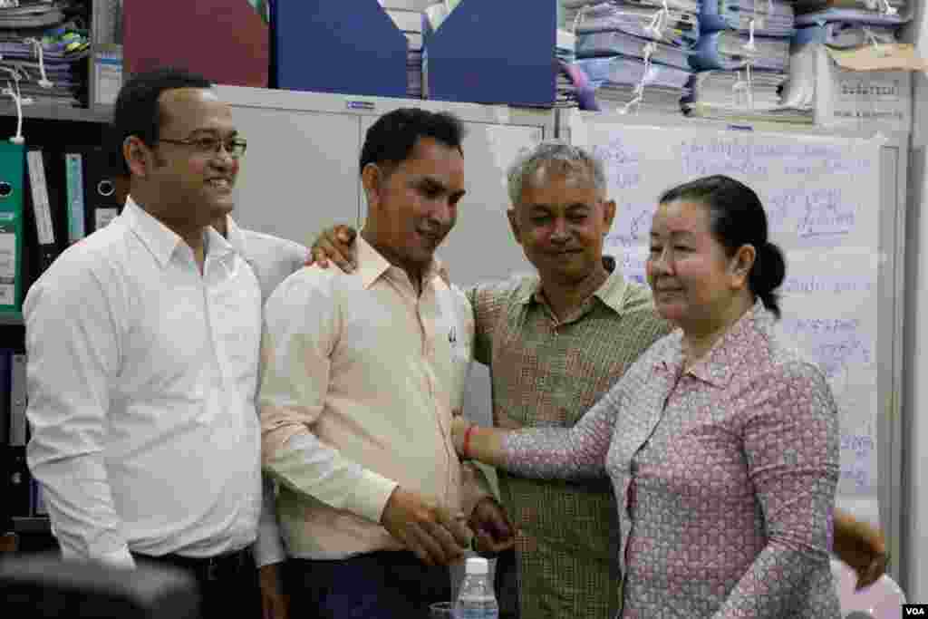លោក អំ សំអាត ប្រធាន​ការិយាល័យ​បច្ចេកទេស​ស៊ើប​អង្កេត​របស់​អង្គការ​ការពារ​សិទ្ធិ​មនុស្ស​លីកាដូ (ឆ្វេង​ទី២) ស្វាគមន៍​មន្ត្រី​សិទ្ធិមនុស្ស​អាដហុក ដែល​ត្រូវបាន​ដោះលែង​ឲ្យ​នៅ​ក្រៅ​ឃុំ នៅ​ការិយាល័យ​អង្គការ​អាដហុក នៅ​រាត្រី​ថ្ងៃព្រហស្បតិ៍ ទី២៩ ខែមិថុនា ឆ្នាំ២០១៧។ (ខាន់ សុគុំមនោ/VOA)