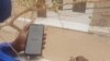  La radio est désormais plus écoutée sur les smartphones, comme ici à Dakar, Sénégal, le 13 février 2020. (VOA/Seydina Aba Gueye)