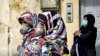 Mujeres iraníes en el centro de Teherán usan máscaras para protegerse del coronavirus, el domingo 23 de febrero de 2020.