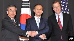 지난 5월 서울에서 회동한 미·한·일 6자회담 수석대표들. 왼쪽부터 스기야마 신스케 일본 외무성 아시아·대양주 국장, 임성남 외교통상부 한반도 평화교섭본부장,글린 데이비스 미국 국무부 대북정책 특별대표.