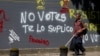 Según la oposición, a 1,8 millones de electores se les prohibió ejercer su derecho al voto por múltiples motivos y más de 700.000 fueron migrados de sus centros electorales a solo horas de los comicios. 