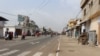 Sur l'avenue de la Libération à Lomé, les boutiques fermées, à Lomé, Togo, le 16 décembre 2017. (VOA/Kayi Lawson)