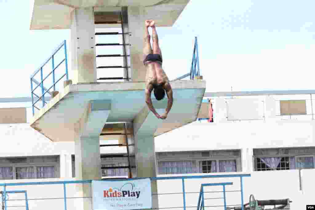 Seventeen-year-old Jordan Pisey Windle​, a Cambodian-born U.S. diving champion, dives into the the pool of his homeland, Phnom Penh, Cambodia, May 12, 2016. (Hean Socheata/VOA Khmer)
