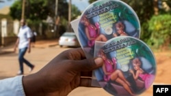 Un vendeur présente des CD de la chanteuse ougandaise Panadol wa Bassajja, à Kampala, le 17 avril 2015. En 2014, elle a passé cinq semaines en prison après la sortie d'un clip suggestif, en vertu d'une loi anti-pornographie. 