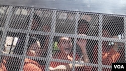 Opposition activists are being taken back to a detention center after Phnom Penh court postponed hearing, file photo. 