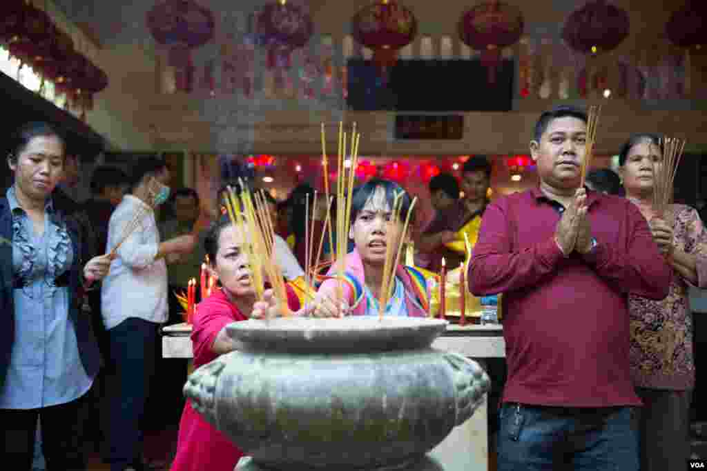 ប្រជាជនខ្មែរ ខ្មែរកាត់ចិន និងខ្មែរកាត់វៀតណាមរាប់ពាន់នាក់បានទៅធ្វើការបន់ស្រន់សុំសេចក្តីសុខនៅវិហារព្រះចៅលើរមណីយដ្ឋានវត្តភ្នំ អំឡុងថ្ងៃបុណ្យចូលឆ្នាំចិន វៀតណាម កាលពីព្រឹកថ្ងៃទី០៤ ខែកុម្ភៈ ឆ្នាំ២០១៩។(ទុំ ម្លិះ/VOA)