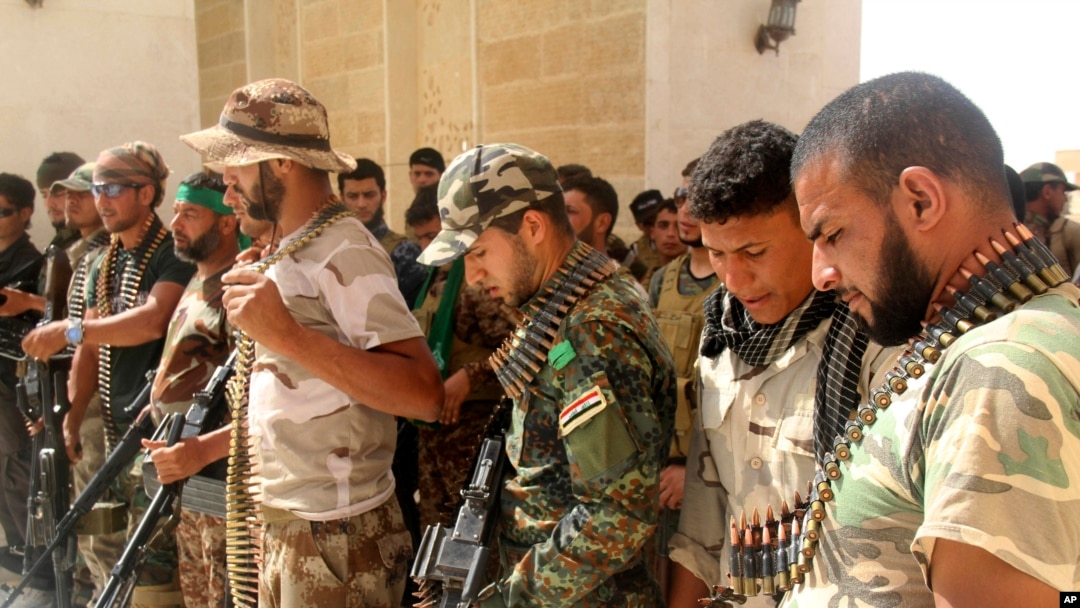 Militantes chiís revisan su armamento en la ciudad de Nukhayb, en el sureste de Irak.