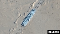 衛星圖片顯示中國在新疆若羌縣修建模擬軍艦的可移動標靶，用作解放軍遠程反艦彈道導彈測試。（2021年10月20日）