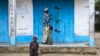 Un commerçant ferme sa boutique à Mocimboa da Praia, au Mozambique le 7 mars 2018. 