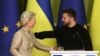 Presiden Komisi Eropa Ursula von der Leyen (kiri) dan Presiden Ukraina Volodymyr Zelenskyy memberi konferensi pers menyusul pembicaraan bilateral di Kyiv, di tengah invasi Rusia ke Ukraina, Sabtu, 4 November 2023. (Foto: Anatolii Stepanov /AFP)